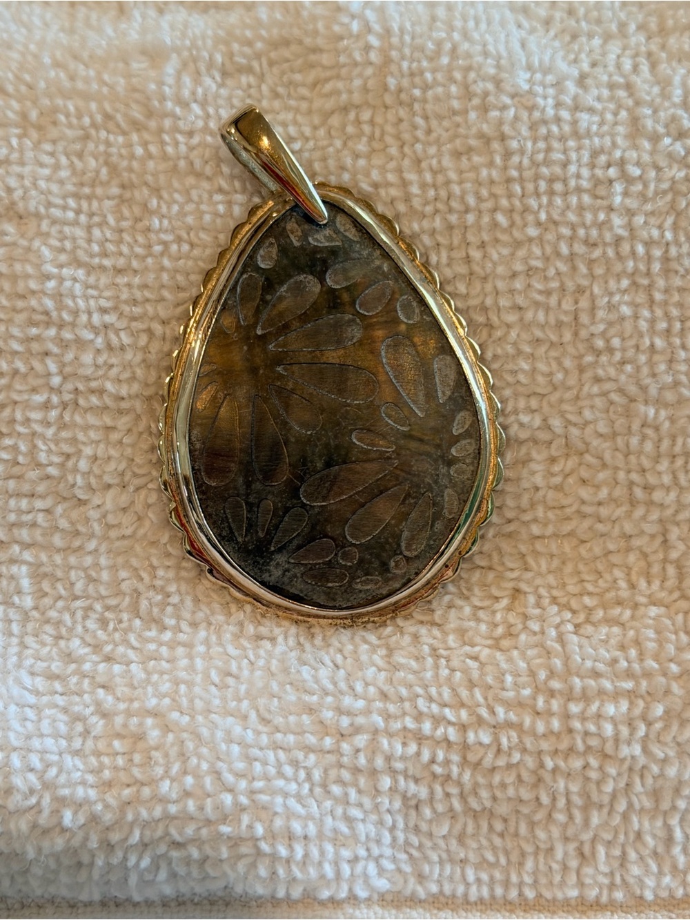 Silpada Sterling Silver Etched Lip Shell Pendant "Earthy Elegance”
